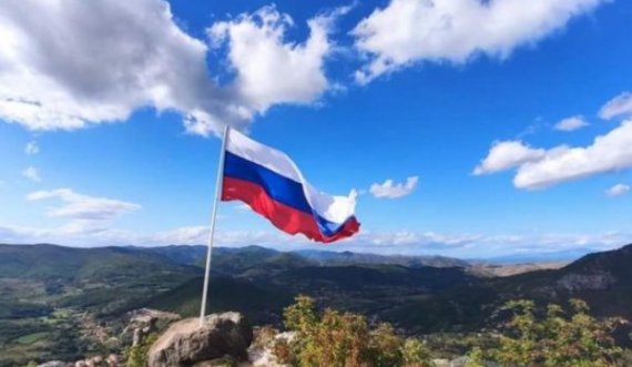Flamuri rus në Kalanë e Zveçanit: Kjo është përgjigje ndaj Vuçiqit