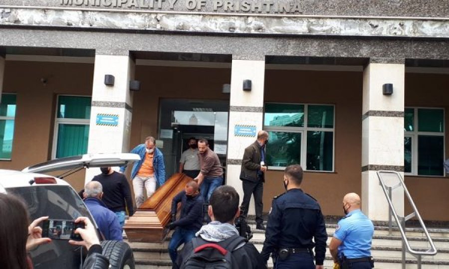 Pamje: Largohet trupi i personit që vdiq në objektin e Komunës së Prishtinës