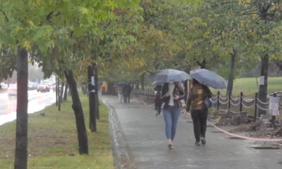 Reshjet në Prishtinë: Gjatë ditës së sotme u akumuluan 14 mm shi