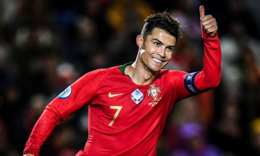 Trajneri i Portugalisë e përsërit: Ronaldo do të luajë deri në moshën 40 vjeçe