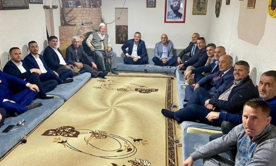 Bekim Jashari viziton familjen e Hysni Gucatit, takon babain e flasin për arrestimin
