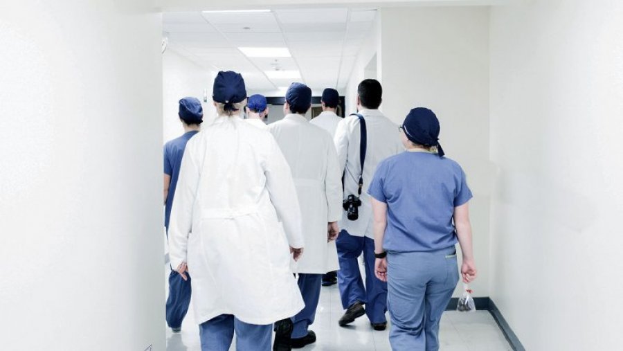 Ia therën me thikë kolegun, infermierët të premtën mbajnë protesta para Klinikës së Kirurgjisë në QKUK