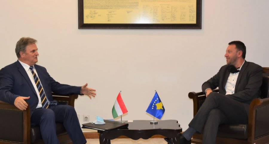 Ministri Abrashi takoi ambasadorin e Hungarisë, József Bencze