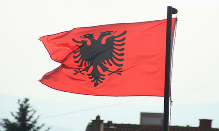 Shqiptarët në Mal të Zi lejohen të përdorin simbolet kombëtare