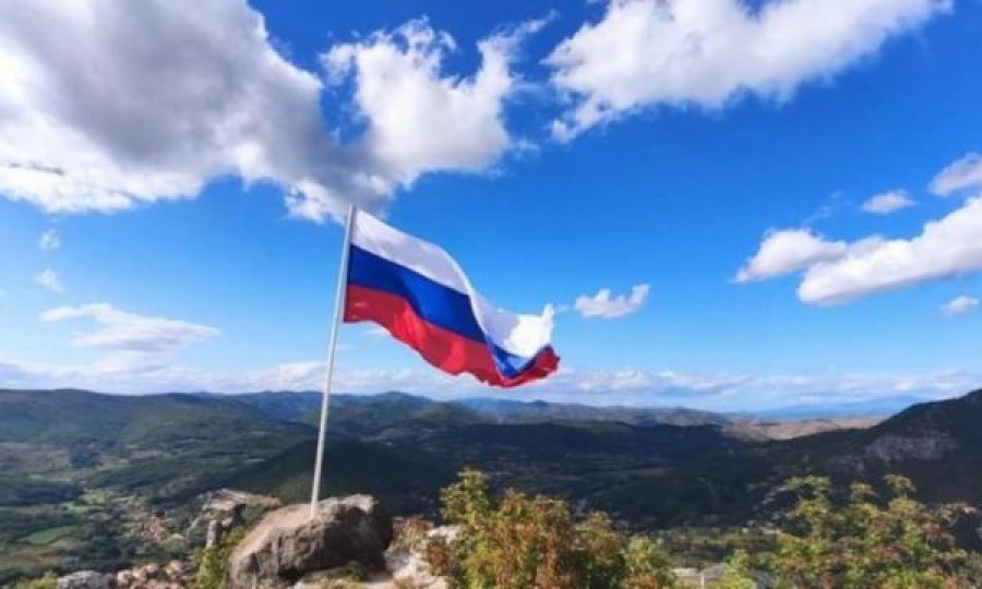 Flamuri rus në Kalanë e Zveçanit: Kjo është përgjigje ndaj Vuçiqit
