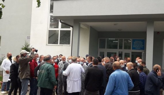 Protestuesit – Valbon Krasniqit: Ose bashkohu në protestë ose liroje hapësirën