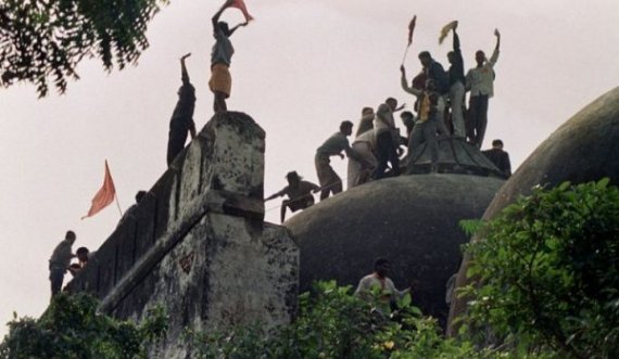 Drejtësi apo anësi: India shpall të pafajshëm hindusët për rrënimin e një xhamie të shekullit XVI