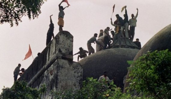 Drejtësi apo anësi: India shpall të pafajshëm hindusët për rrënimin e një xhamie të shekullit XVI