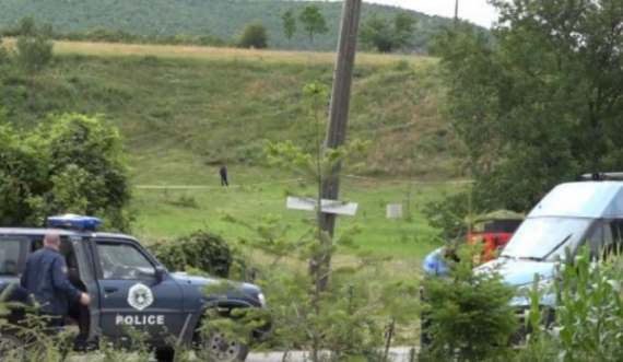 Vrasja e dy vëllezërve për një copë tokë në Podujevë, Policia po e kërkon fqinjin