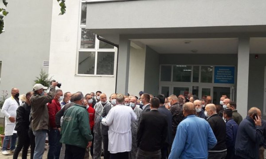 Protestuesit – Valbon Krasniqit: Ose bashkohu në protestë ose liroje hapësirën