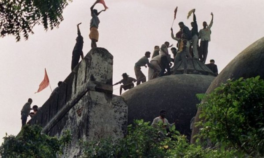 Drejtësi apo anësi: India shpall të pafajshëm hindusët për rrënimin e një xhamie të shekullit XVI
