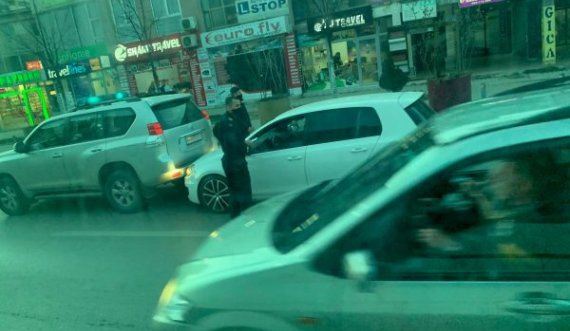 Policia përfshihet në një aksident në qendër të Prishtinës