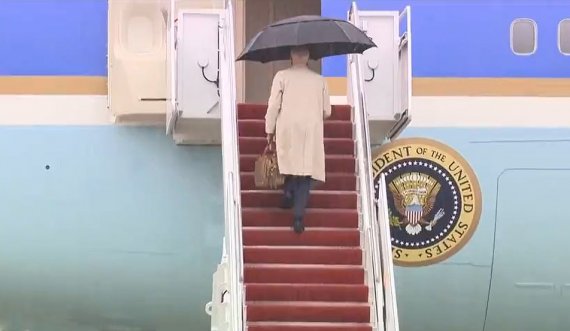  Joe Biden probleme me ngjitjen e shkallëve, pengohet sërish kur ngjitet për te avioni 