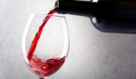 Pirja e verës pesë herë në javë zvogëlon rrezikun për të operuar syrin deri në 23%
