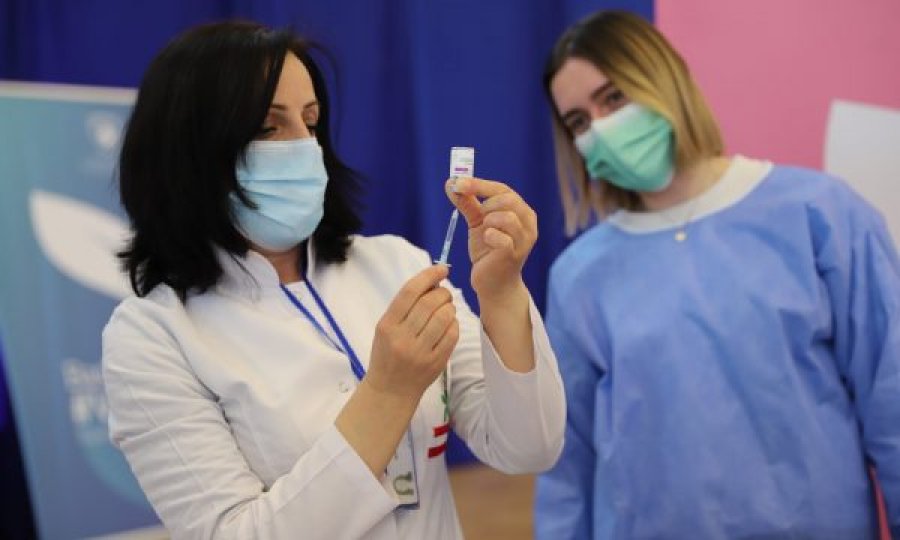 Punëtorët shëndetësorë të QKUK’së vaksinohen sot në sallën “1 Tetori”