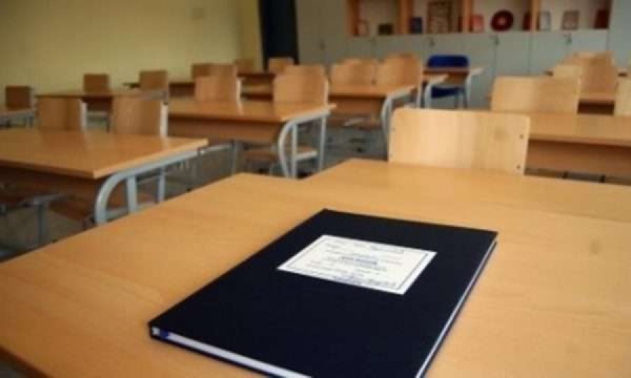 Disa shkolla në Kosovë vazhdojnë mësimin, Ministria thotë se iu binden institucioneve të Serbisë