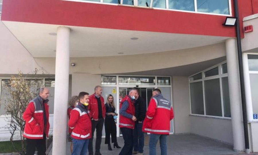  Punëtorët e QKMF-së në Prishtinë protestojnë pas sulmit fizik ndaj kolegut të tyre 