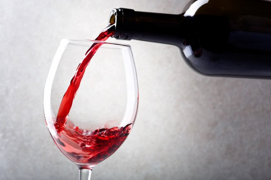 Pirja e verës pesë herë në javë zvogëlon rrezikun për të operuar syrin deri në 23%