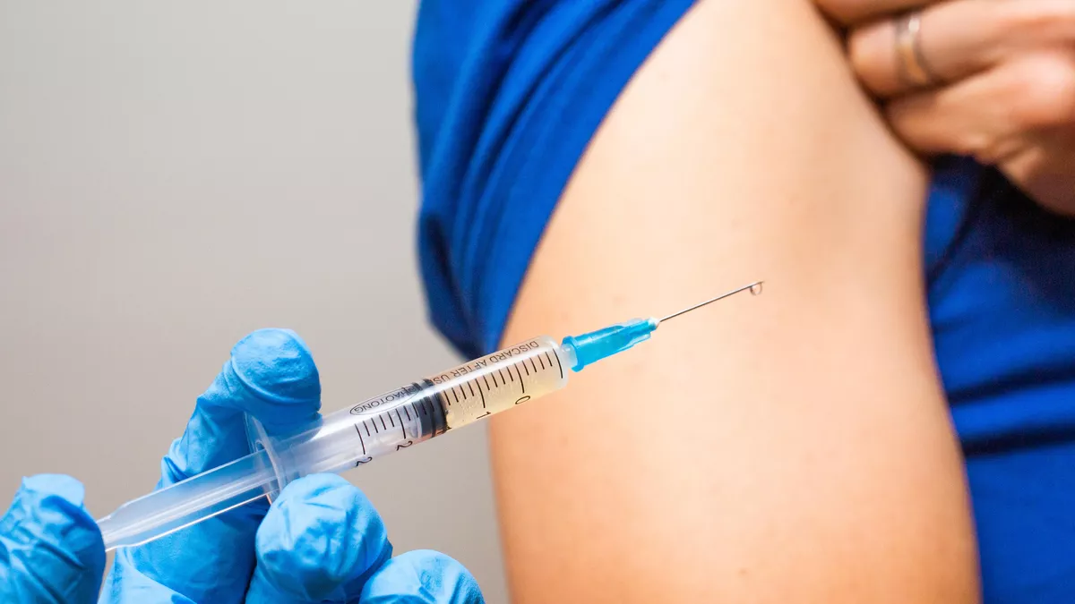  Në Gjakovë dhe Gjilan sot fillon vaksinimi i punëtorëve shëndetësorë 