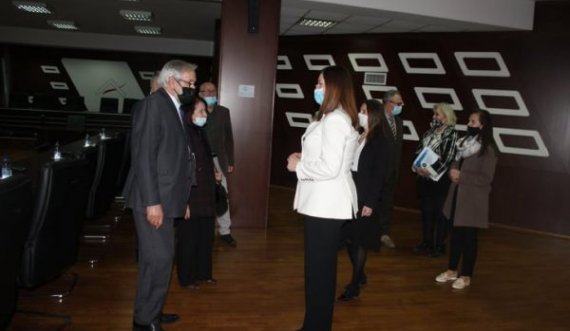 Ministrja e Arsimit takohet me kryetarin e ASHAK-së, u premton atyre mbështetje