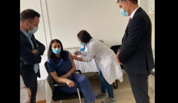  Fillon vaksinimi i personelit shëndetësor në Vushtrri, Tahiri fton personat mbi 65 vjeç të lajmërohen në QMF-të 