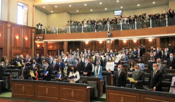  Betohen deputetët e rinj të Kuvendit dhe ata që munguan në seancën konstituive 