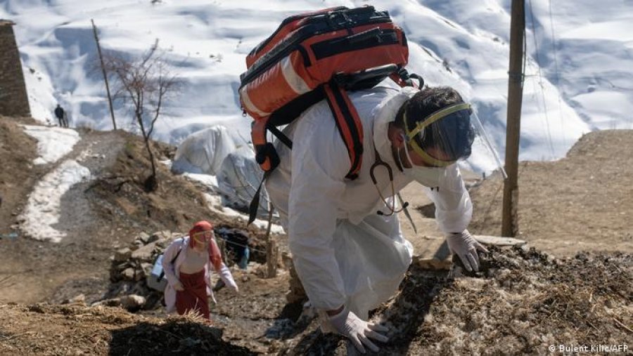  Turqi: Mjekët ngjiten maleve për të vaksinuar popullsinë 