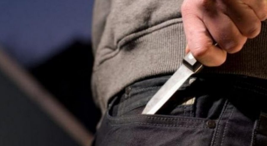  Burri nga Gjakova e goditi tetë herë me thikë ish-gruan në sy të fëmijëve, kërkohet paraburgim për të 