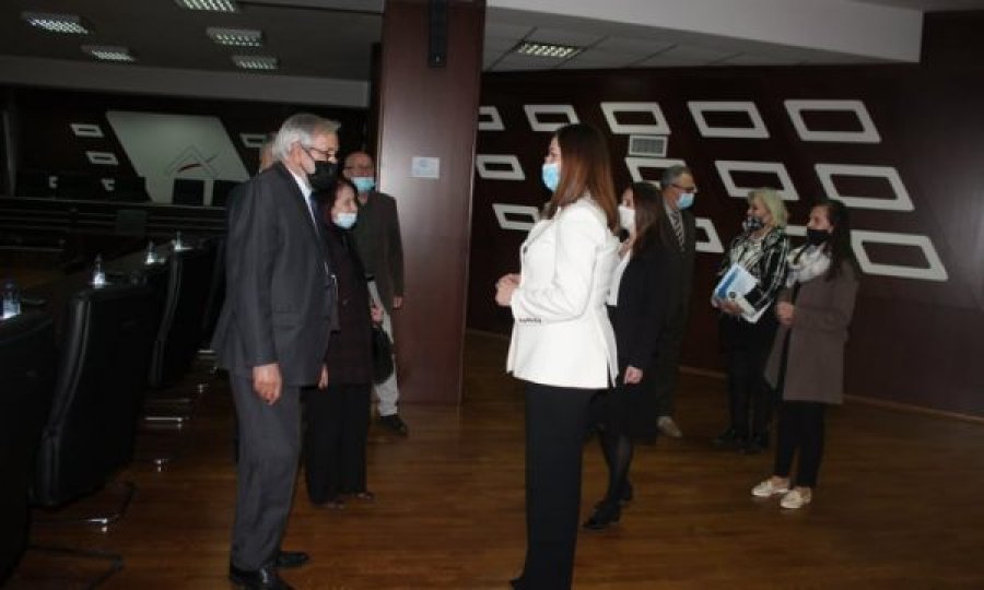 Ministrja e Arsimit takohet me kryetarin e ASHAK-së, u premton atyre mbështetje