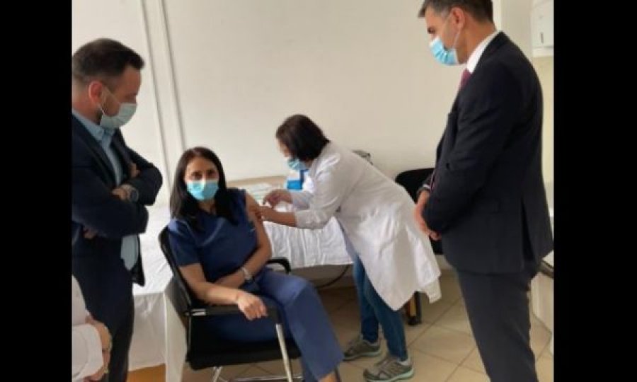  Fillon vaksinimi i personelit shëndetësor në Vushtrri, Tahiri fton personat mbi 65 vjeç të lajmërohen në QMF-të 