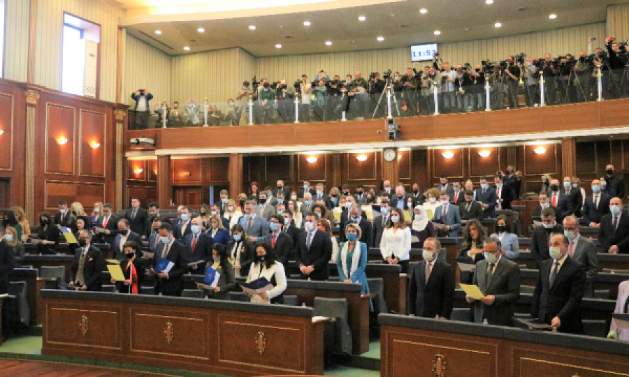  Betohen deputetët e rinj të Kuvendit dhe ata që munguan në seancën konstituive 