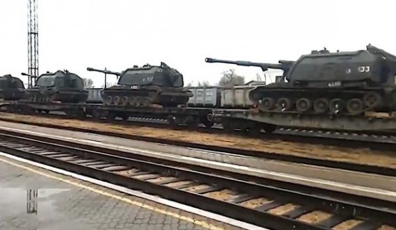 Rusia dërgon trena plot tanke e kamionë në Krime, alarmohet NATO-ja
