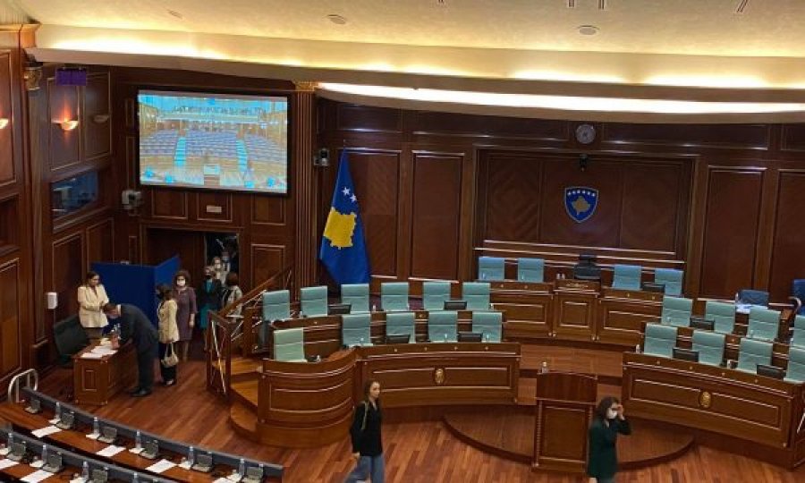  Seanca për Presidentin: Nis hyrja e deputetëve në sallën e Kuvendit 