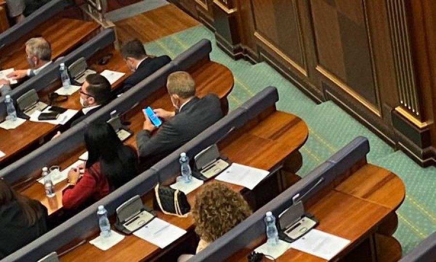  Albena Reshitaj e AAK’së kalon në Grupin Parlamentar të VV’së? 