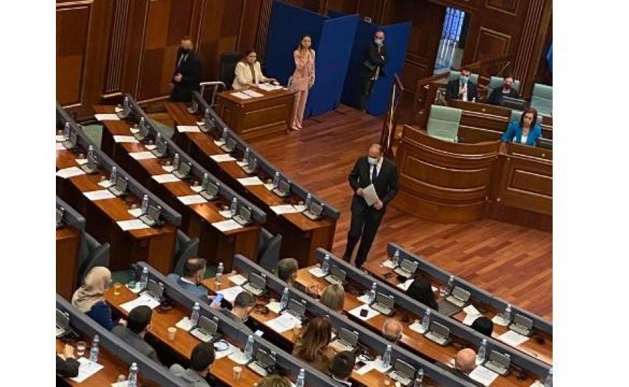 Në sallën e Kuvendit vijnë edhe Enver Hoxhaj e Bedri Hamza