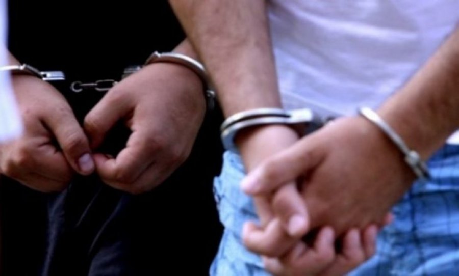  Arrestohen dy shqiptarë në Athinë, u kapën me kokainë dhe mijëra euro “cash” 