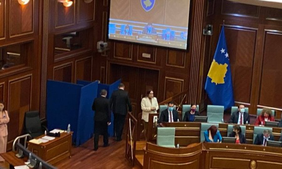 Enver Hoxhaj dhe Bedri Hamza dalin nga seanca