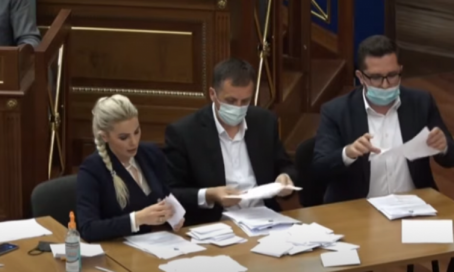 Mbyllet votimi i raundit të parë, komisioni fillon procesin e numërimit të votave
