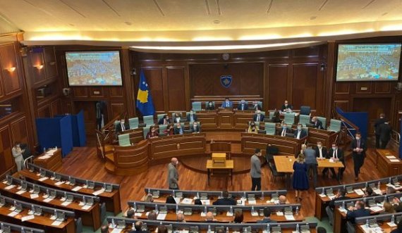 Deputeti që sot ia bëri kuorumin Vjosa Osmanit, para pak ditësh e kishte dërguar Qeverinë Kurti 2 në Kushtetuese
