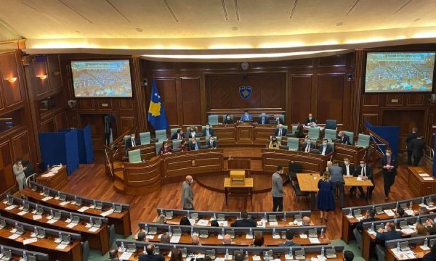 Deputeti që sot ia bëri kuorumin Vjosa Osmanit, para pak ditësh e kishte dërguar Qeverinë Kurti 2 në Kushtetuese