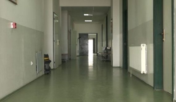  62-vjeçari me Covid përshëndet pacientët e tjerë dhe hidhet nga kati i shtatë i spitalit 
