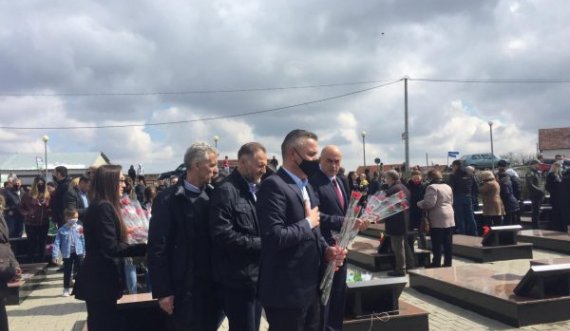  Bekim Jashari dhe shoqatat e dala nga lufta bëjnë homazhe në Kompleksin Memorial në Rezallë 