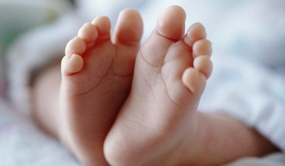  Lind për herë të parë në botë fëmija me 3... habiten mjekët