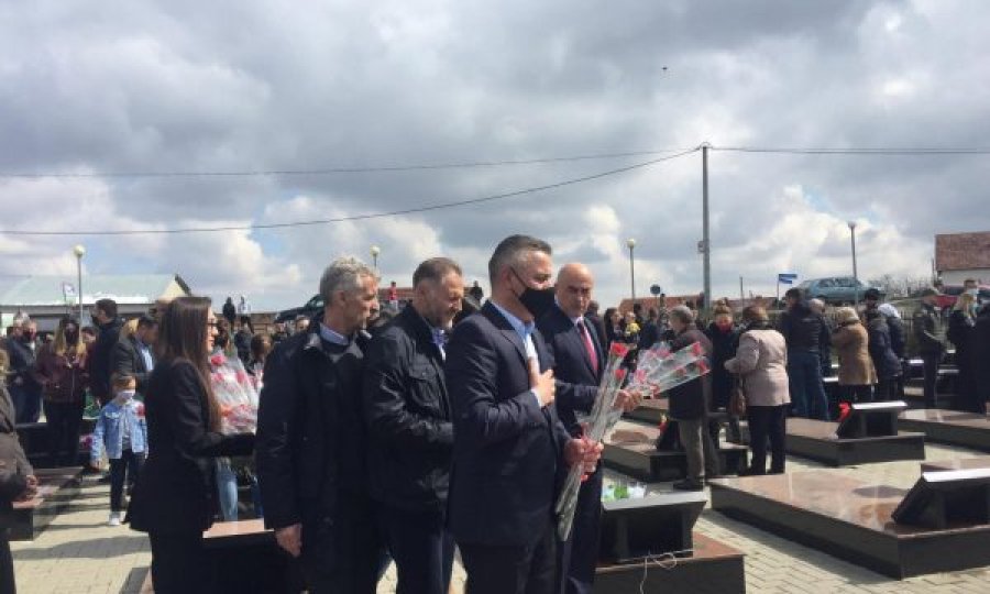  Bekim Jashari dhe shoqatat e dala nga lufta bëjnë homazhe në Kompleksin Memorial në Rezallë 