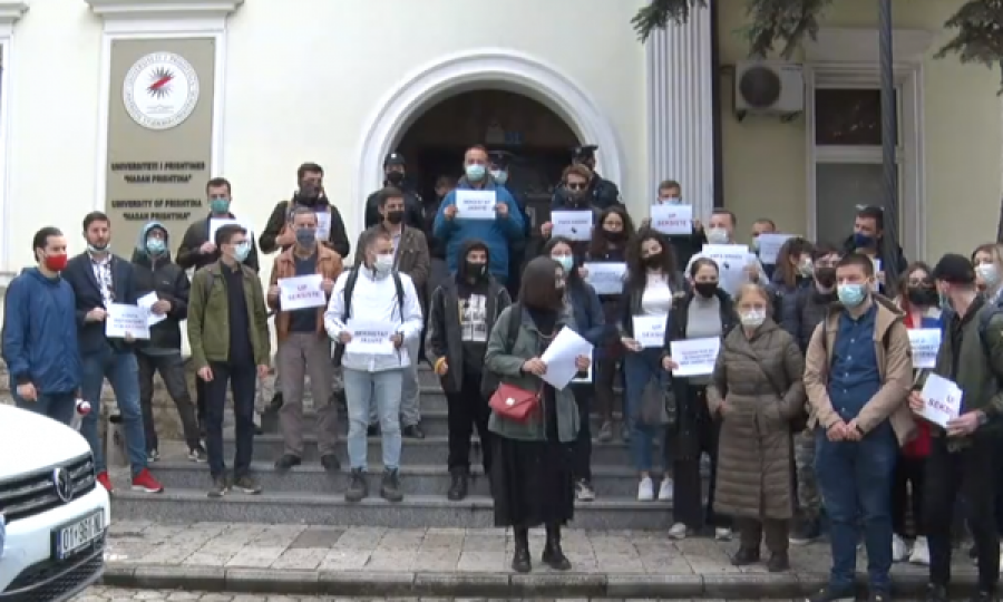  “UP sek*iste”, nis protesta para rektoratit për shkarkimin e Ardian Kastratit 