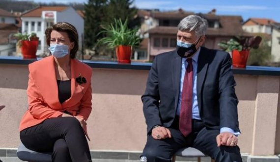 Jahjaga e Kosnett diskutojnë për hallet dhe shqetësimet e disa të mbijetuarave të dhunës 