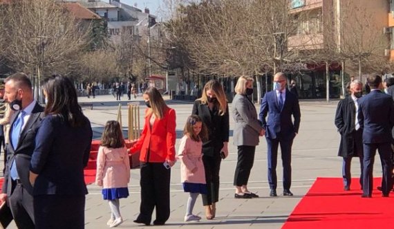 Në pritje të Vjosa Osmanit, burri i saj dhe dy vajzat shihen para presidencës 