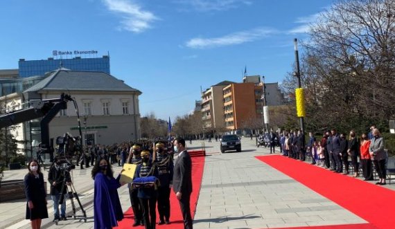  Vjosa Osmani e pranon zyrtarisht detyrën e presidentes së vendit 