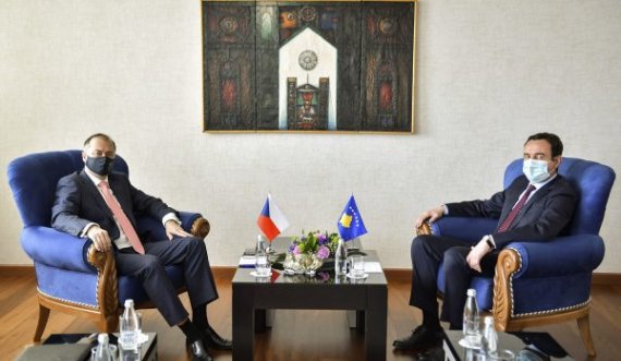 Kurti takoi ambasadorin e Çekisë në Kosovë, mori mbështetje për menaxhimin e gjendjes me COVID-19