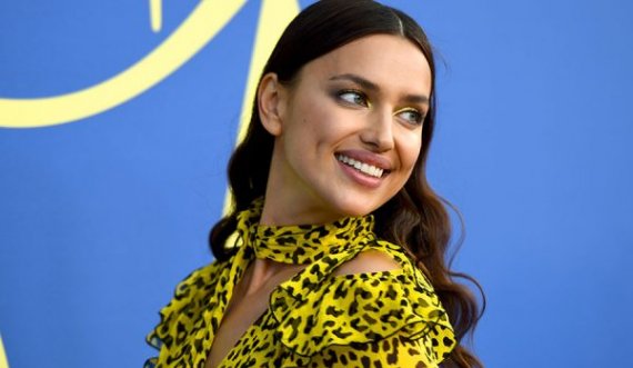 Irina Shayk shfaqet gati e zhveshur, mbulon trupin me disa rripa